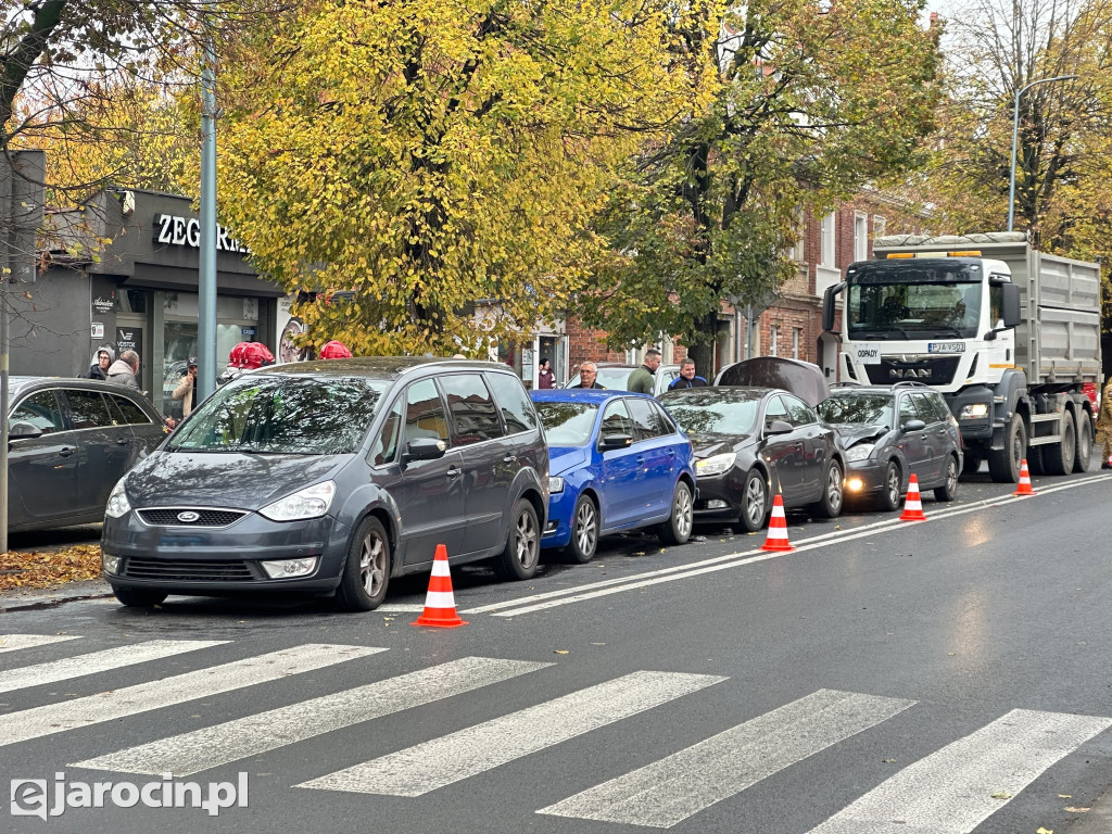 Pięć aut osobowych i ciężarówka zderzyły się w centrum Jarocina