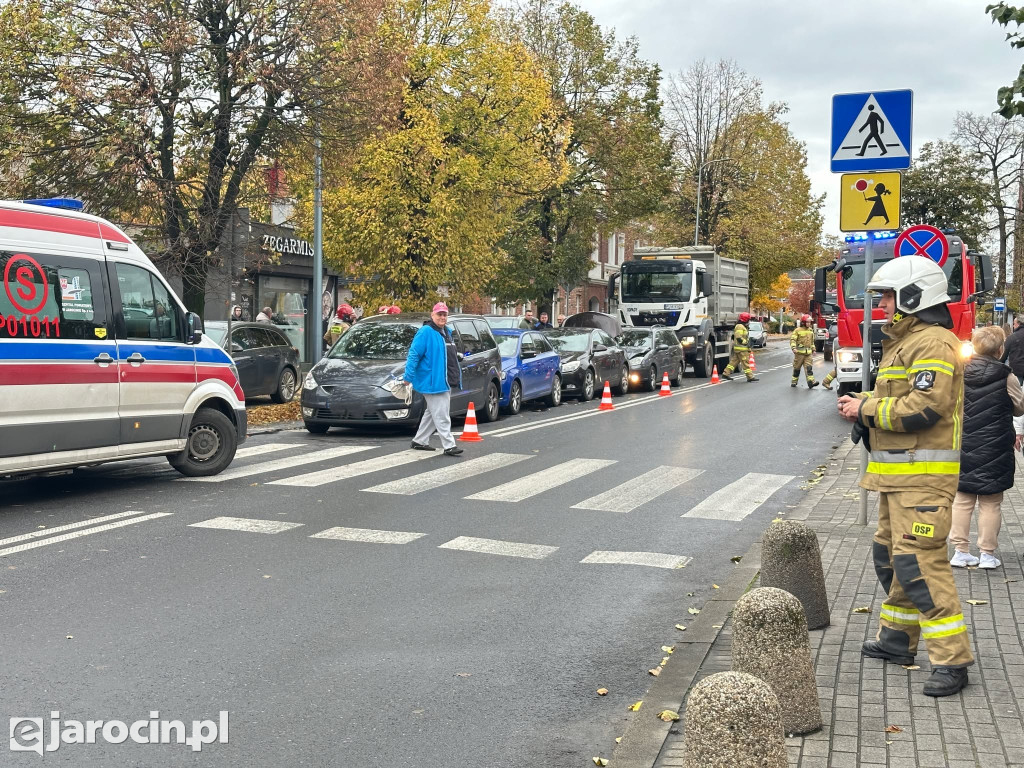 Pięć aut osobowych i ciężarówka zderzyły się w centrum Jarocina