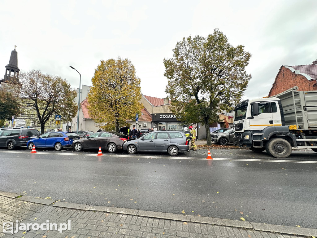 Pięć aut osobowych i ciężarówka zderzyły się w centrum Jarocina
