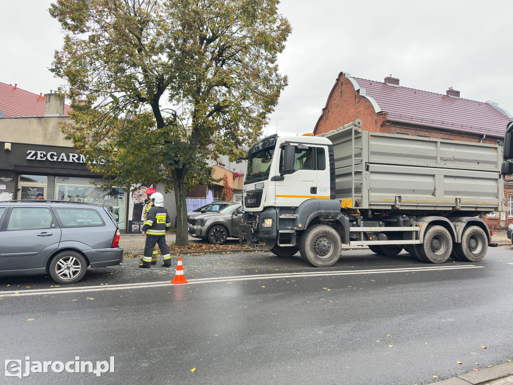 Pięć aut osobowych i ciężarówka zderzyły się w centrum Jarocina