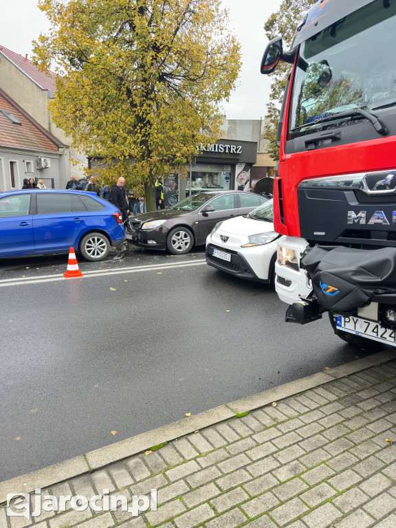 Pięć aut osobowych i ciężarówka zderzyły się w centrum Jarocina