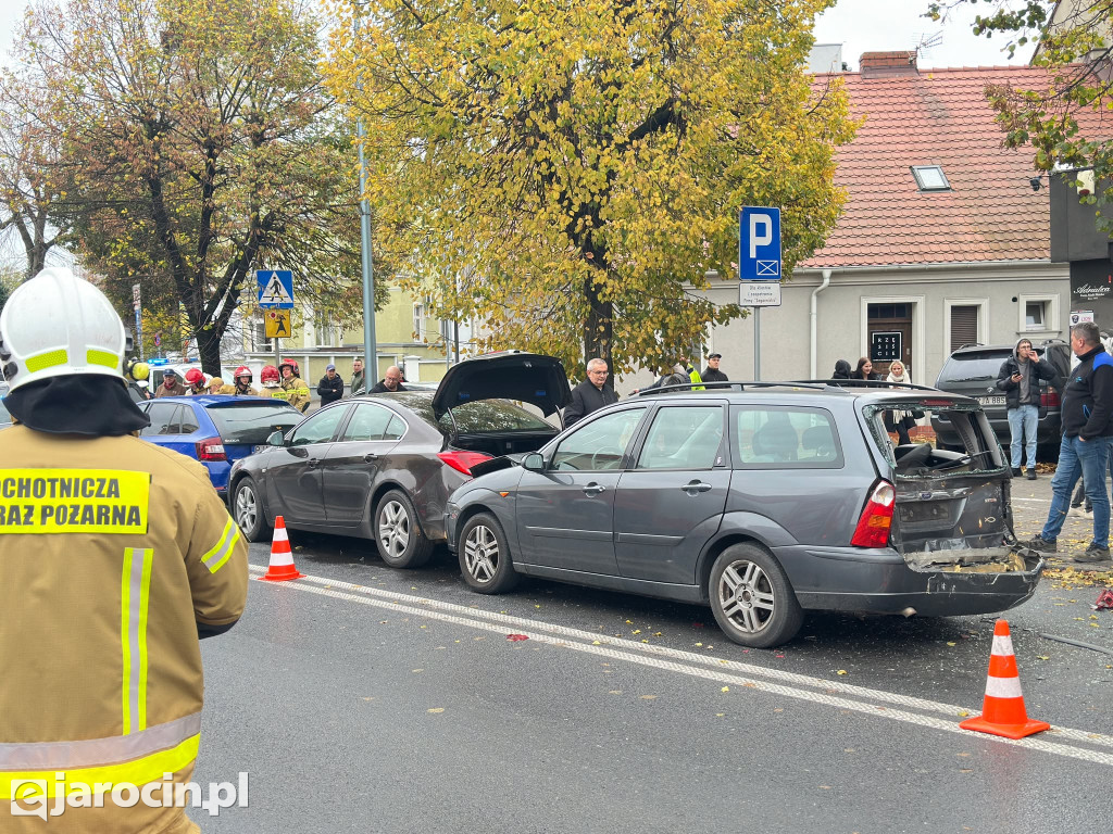 Pięć aut osobowych i ciężarówka zderzyły się w centrum Jarocina