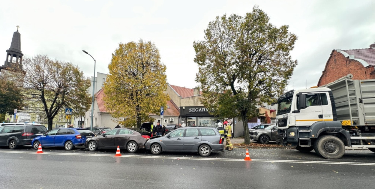 Pięć aut osobowych i ciężarówka zderzyły się w centrum Jarocina