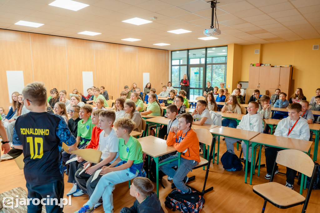 Pisarz i podróżnik Łukasz Wierzbicki spotkał się z uczniami w Jarocinie