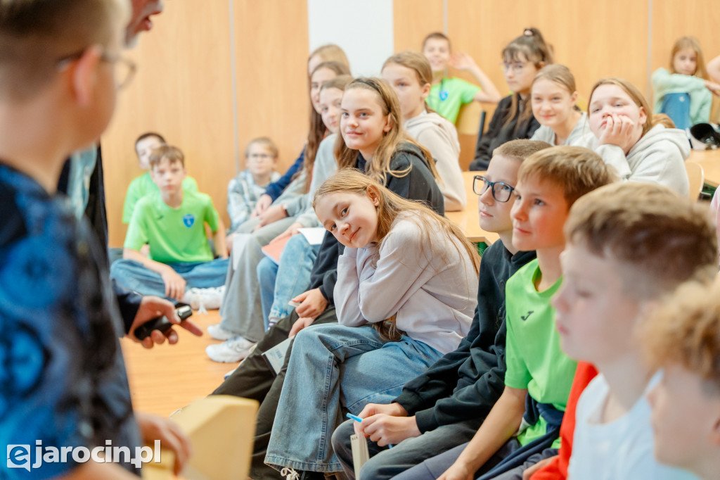 Pisarz i podróżnik Łukasz Wierzbicki spotkał się z uczniami w Jarocinie