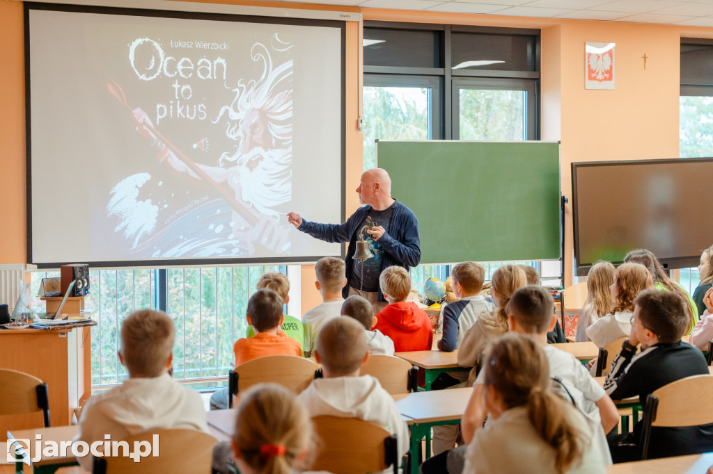 Pisarz i podróżnik Łukasz Wierzbicki spotkał się z uczniami w Jarocinie