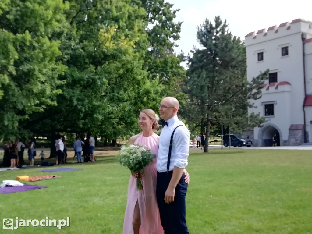 Wesele na polanie przed pałacem