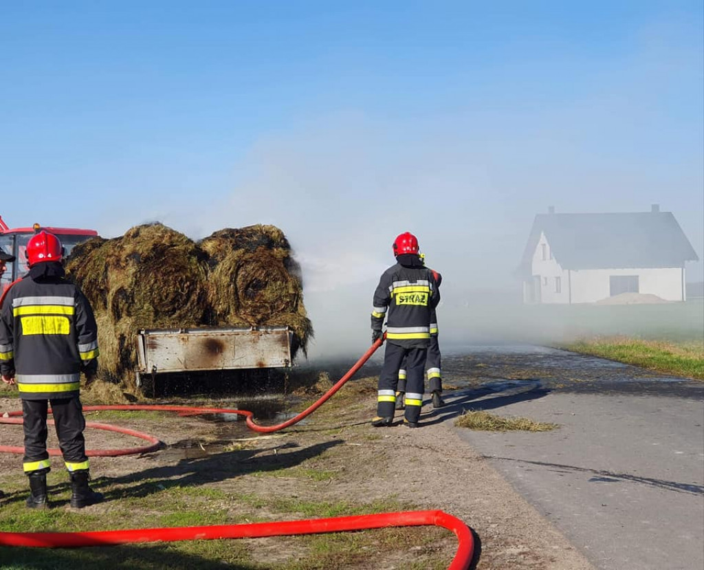 Pożar balotów siana w Łobzie