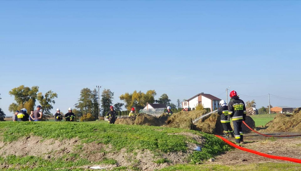 Pożar balotów siana w Łobzie