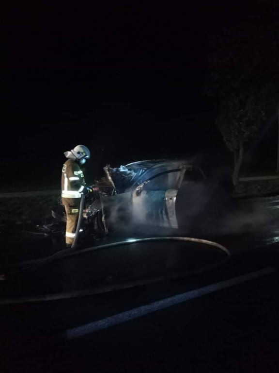 Pożar samochodu na drodze