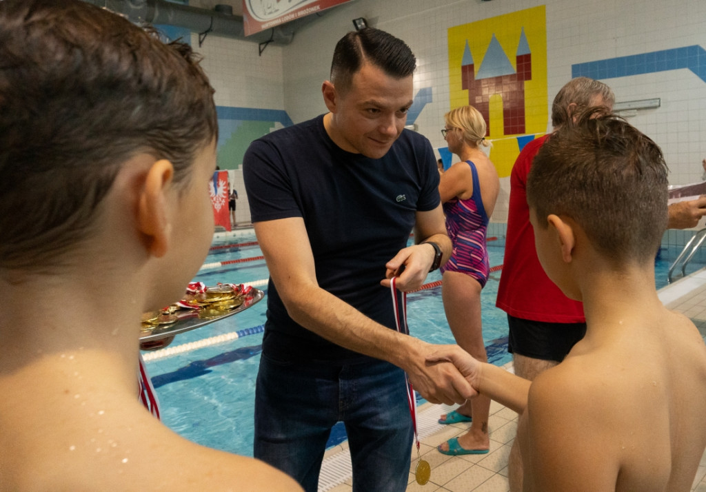 Niepodległościowa sztafeta pływacka