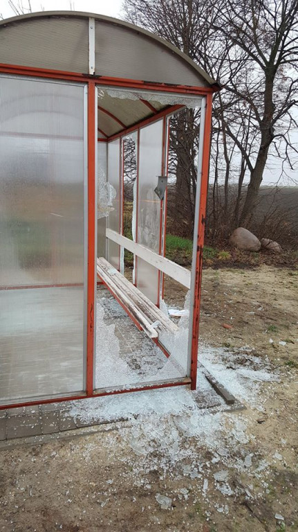 Zniszczono przystanki w gminie Kotlin