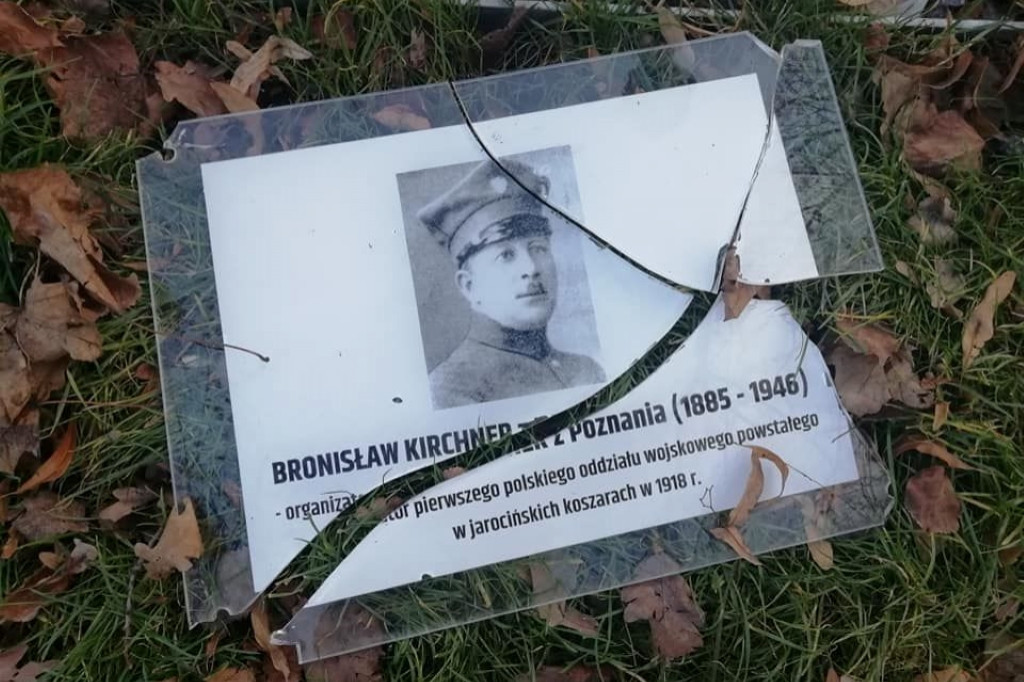 Zniszczył historyczną tablicę. Szuka go policja