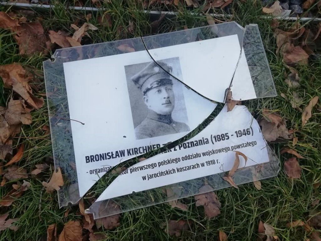 Zniszczył historyczną tablicę. Szuka go policja