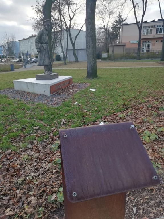 Zniszczył historyczną tablicę. Szuka go policja