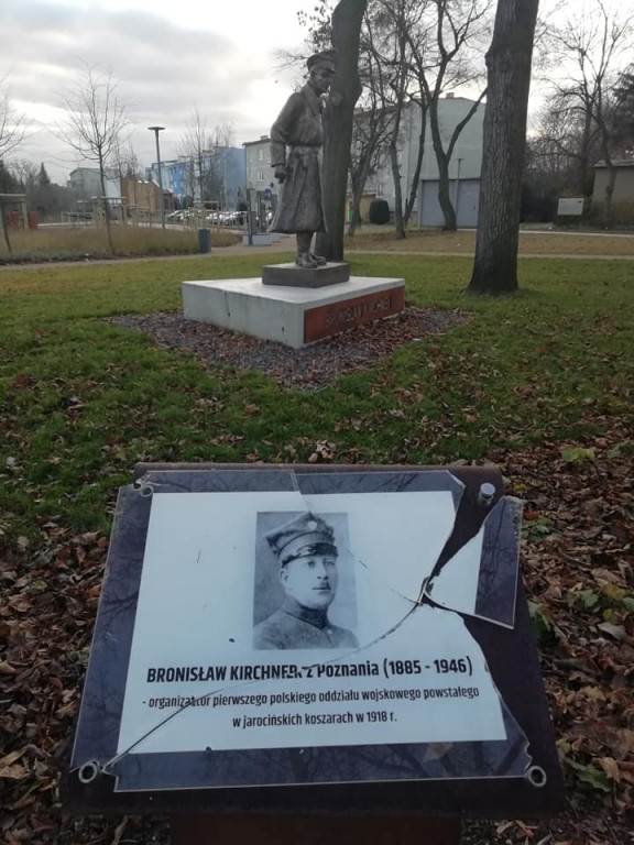Zniszczył historyczną tablicę. Szuka go policja