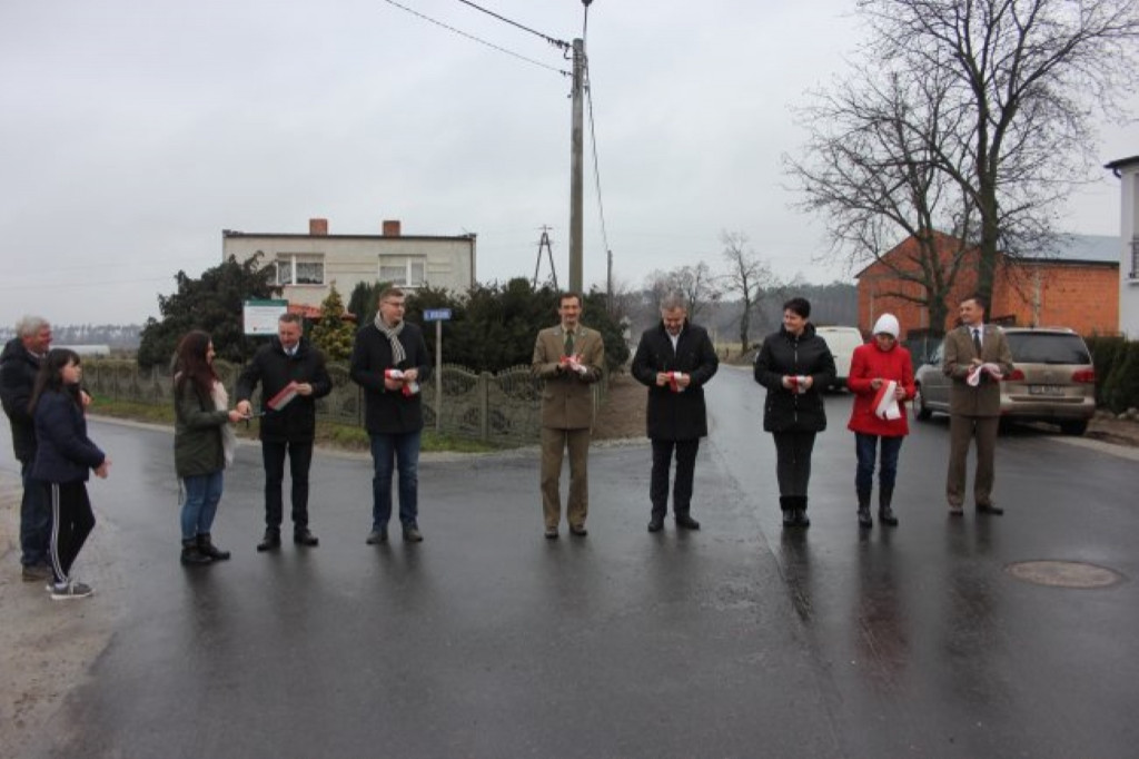 Dwie nowe drogi w Chrzanie - gmina Żerków