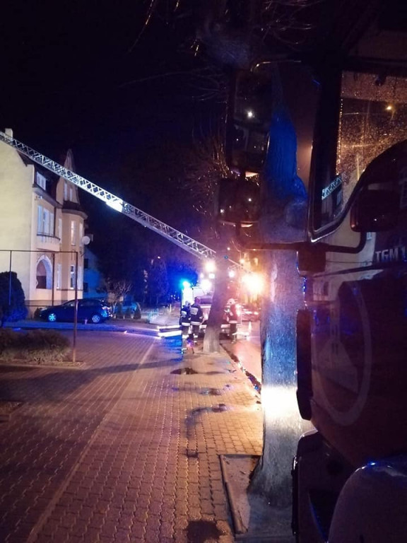 Ogień w kominie w centrum Jarocina