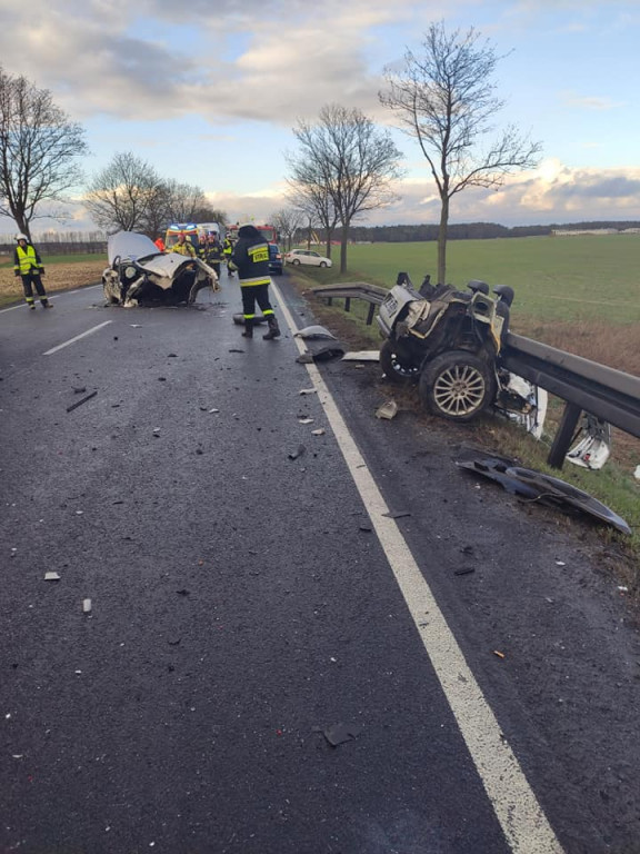 Wypadek z udziałem trzech samochodów na dk. 