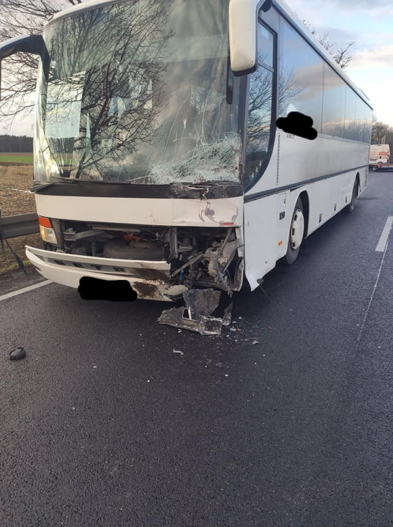 Wypadek z udziałem trzech samochodów na dk. 