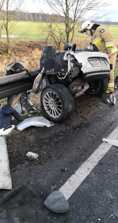 Wypadek z udziałem trzech samochodów na dk. 