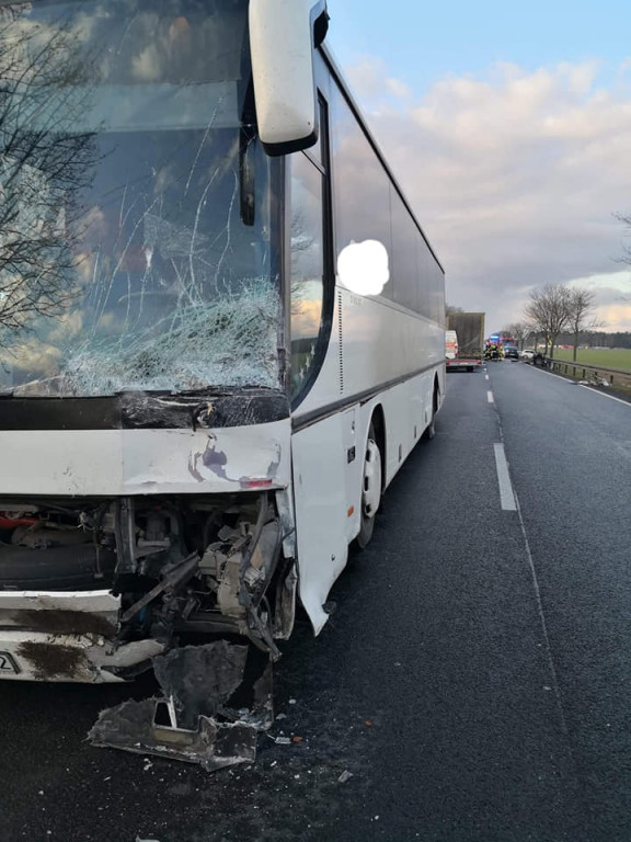 Wypadek z udziałem trzech samochodów na dk. 