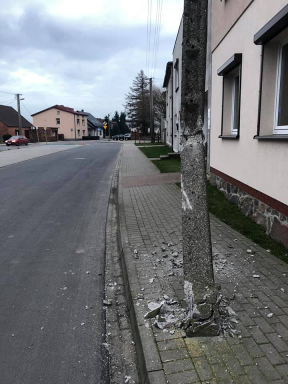 Potarzyca. Tir uderzył w słup energetyczny