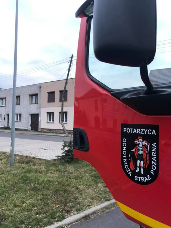 Potarzyca. Tir uderzył w słup energetyczny