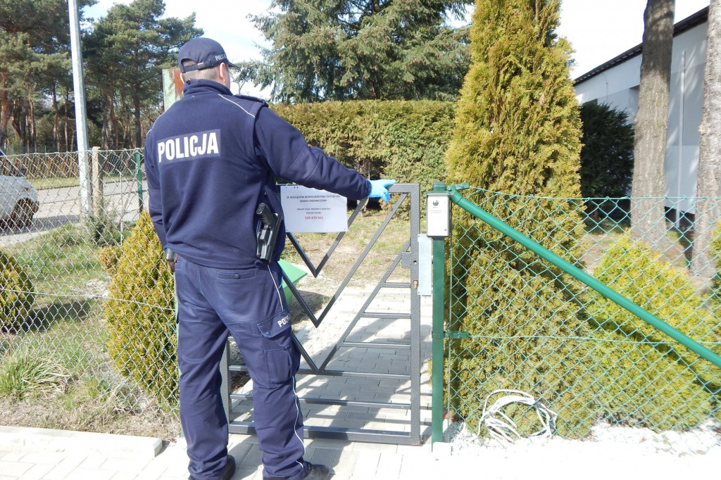 Policjanci kontrolują sytuację w powiecie