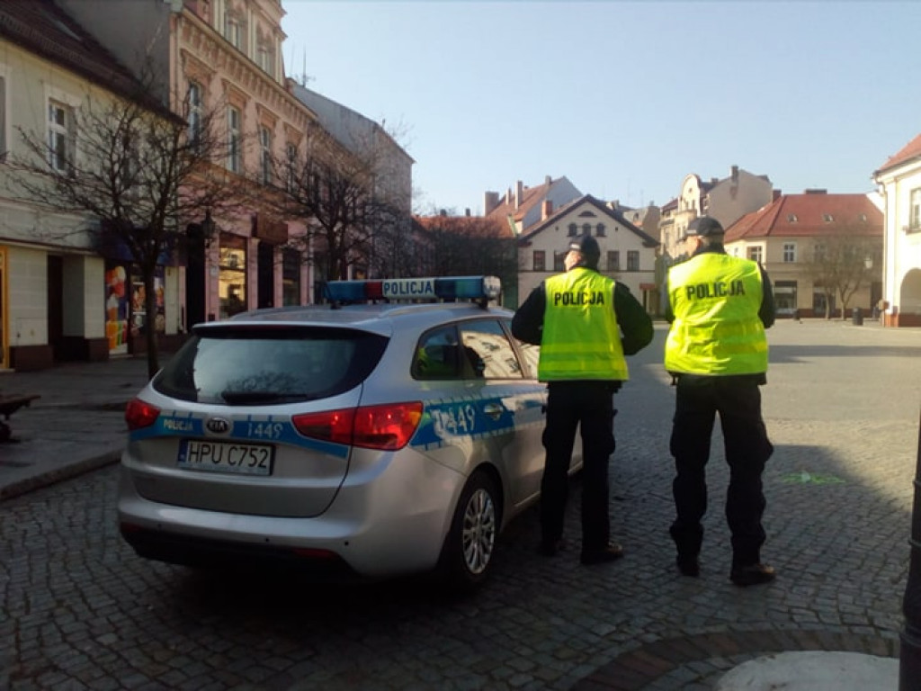 Policjanci kontrolują sytuację w powiecie