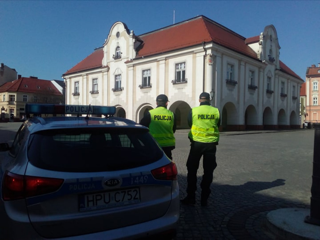Policjanci kontrolują sytuację w powiecie