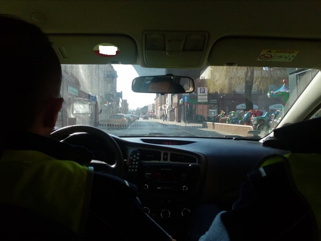 Policjanci kontrolują sytuację w powiecie