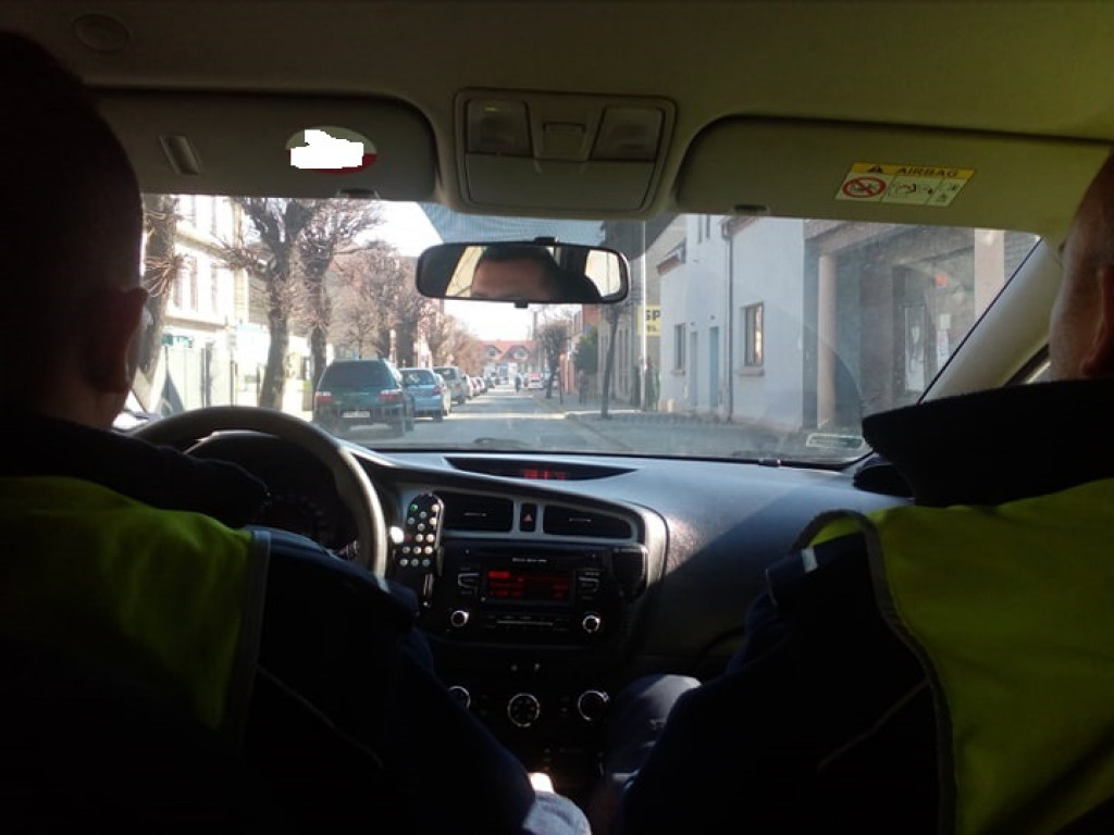 Policjanci kontrolują sytuację w powiecie