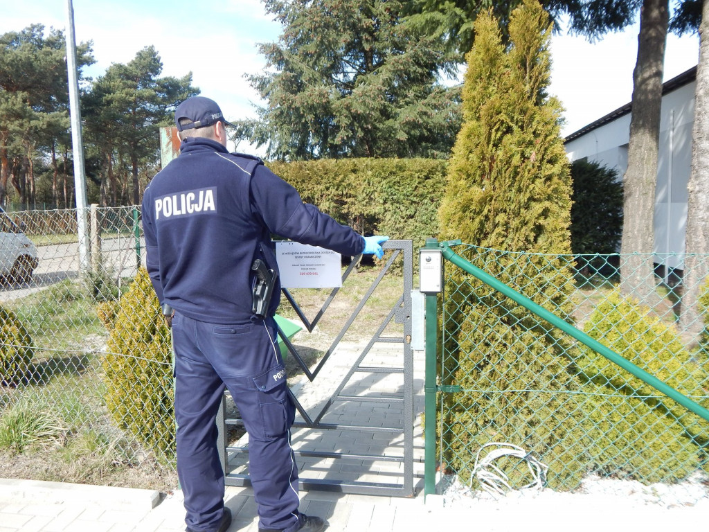 Policjanci kontrolują sytuację w powiecie