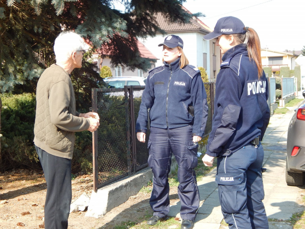 Policjanci kontrolują sytuację w powiecie