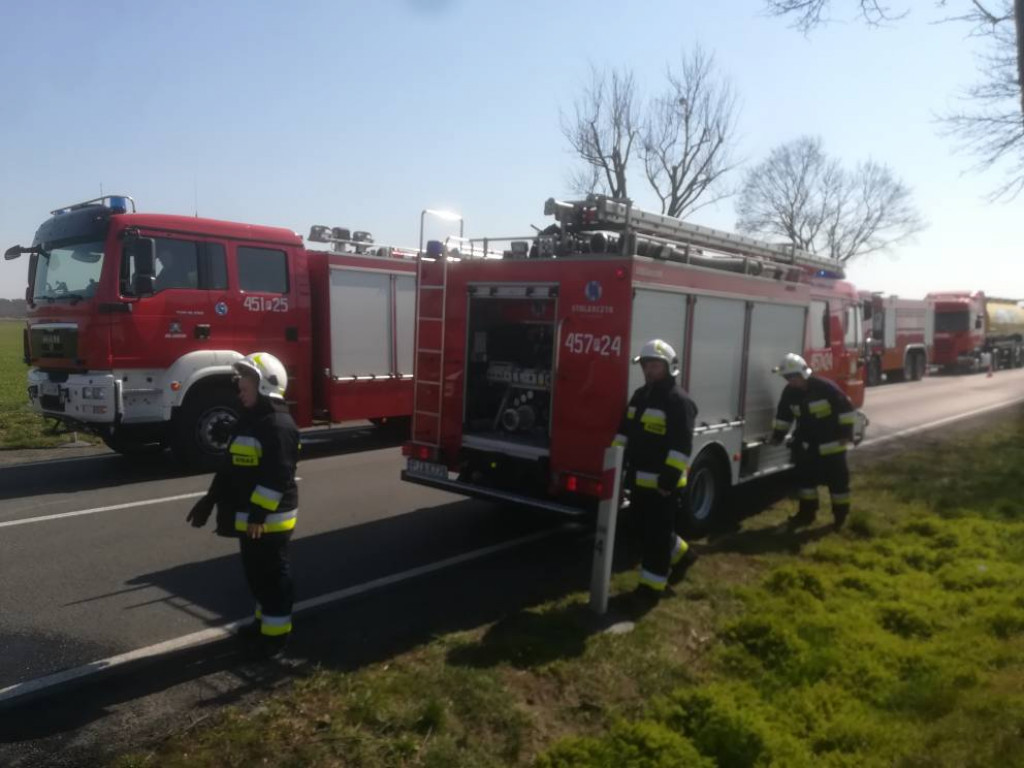 Samochód przewożący makulaturę w ogniu