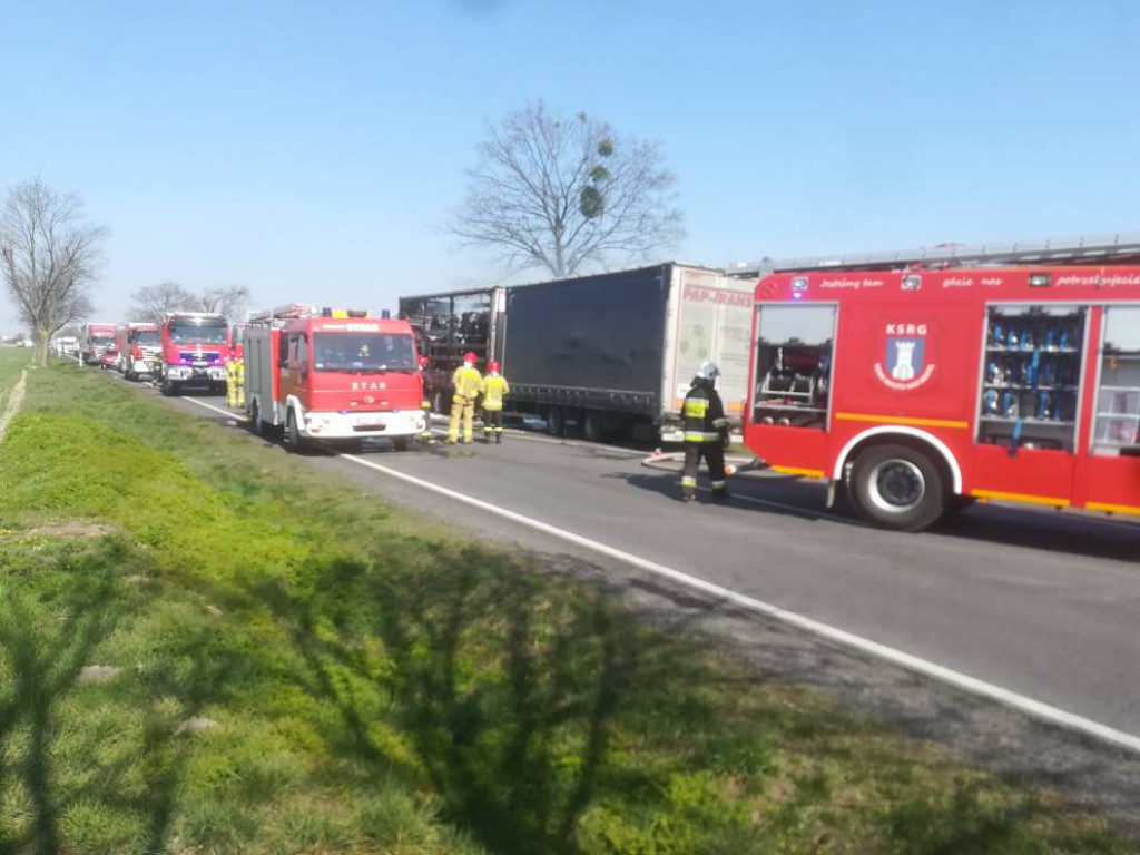 Samochód przewożący makulaturę w ogniu