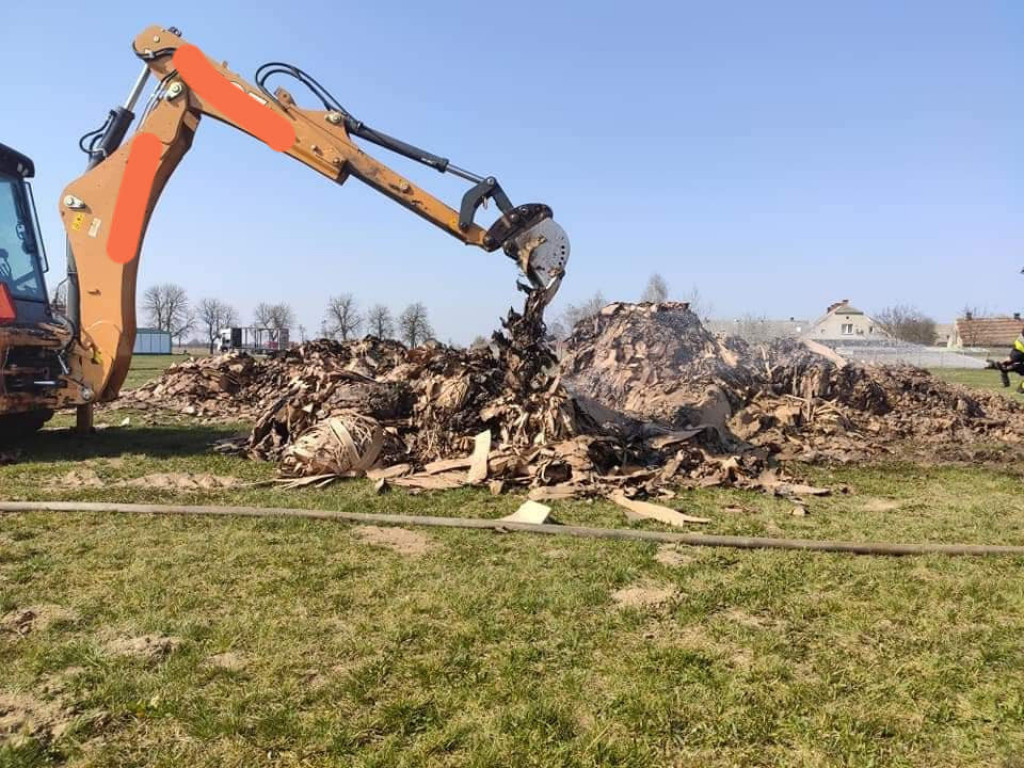 Samochód przewożący makulaturę w ogniu