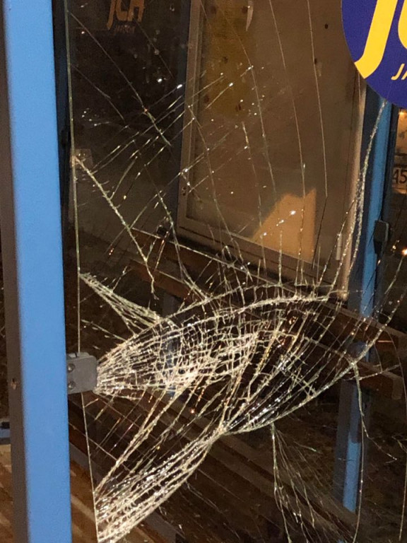 Zniszczyli przystanek i uciekli do parku