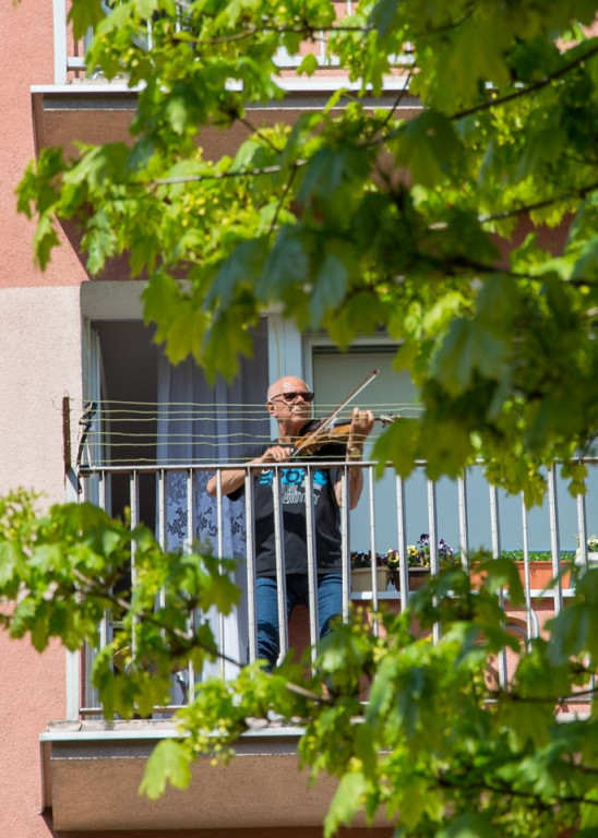 Koncert na balkonie jednego z bloków w Jarocinie