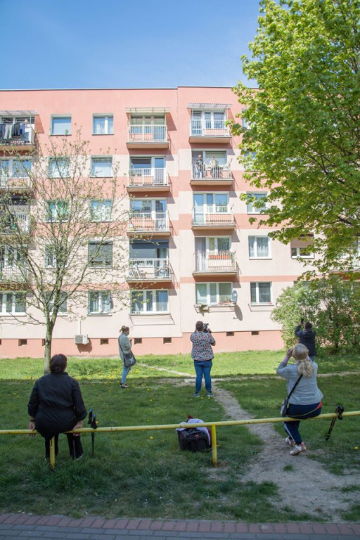 Koncert na balkonie jednego z bloków w Jarocinie