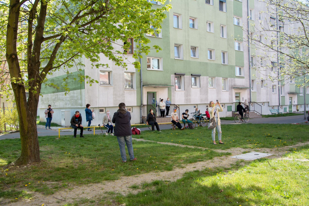 Koncert na balkonie jednego z bloków w Jarocinie