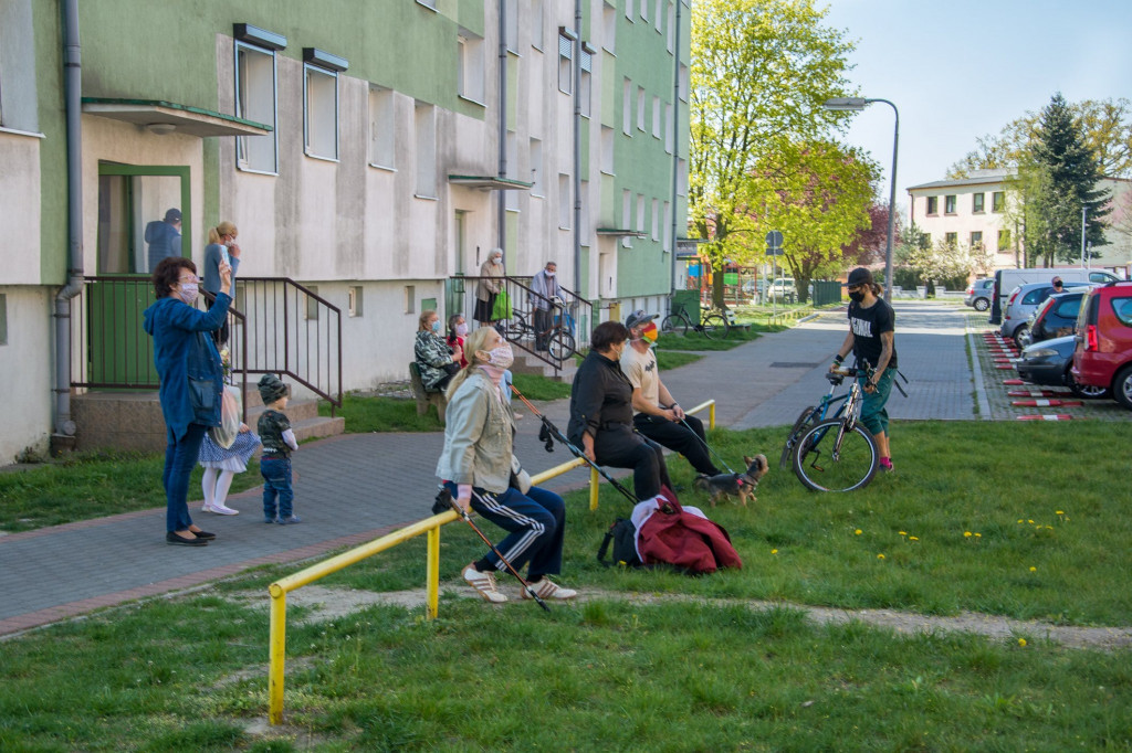 Koncert na balkonie jednego z bloków w Jarocinie