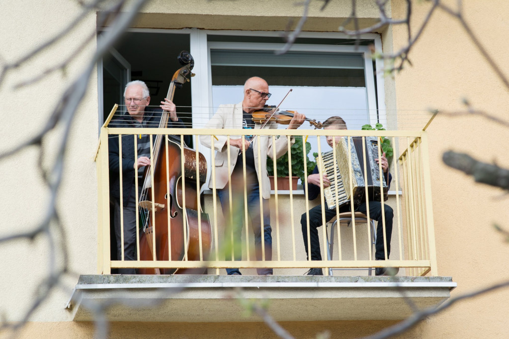 Koncert na balkonie jednego z bloków w Jarocinie