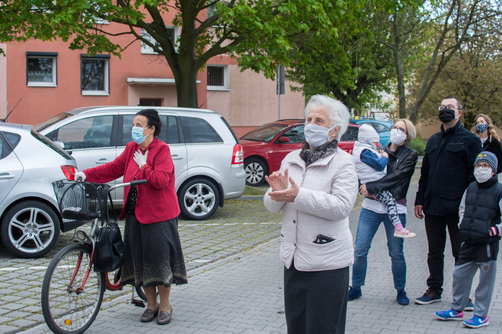 Koncert na balkonie jednego z bloków w Jarocinie