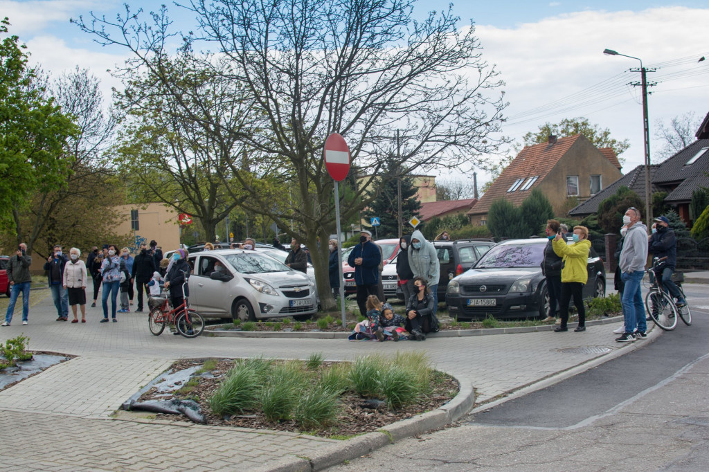 Koncert na balkonie jednego z bloków w Jarocinie