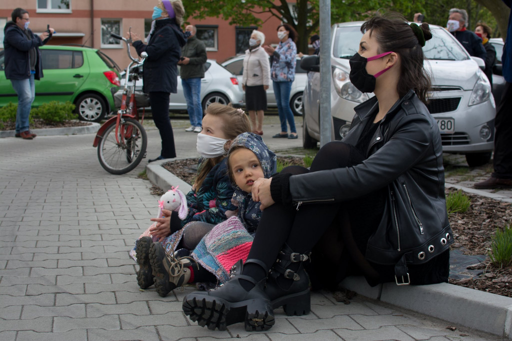 Koncert na balkonie jednego z bloków w Jarocinie