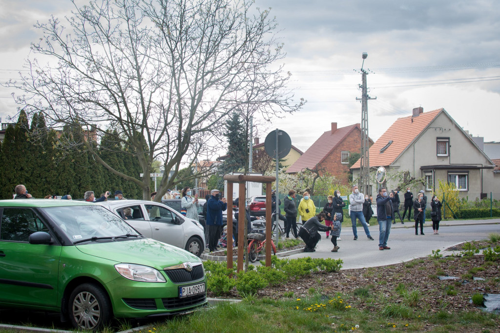 Koncert na balkonie jednego z bloków w Jarocinie