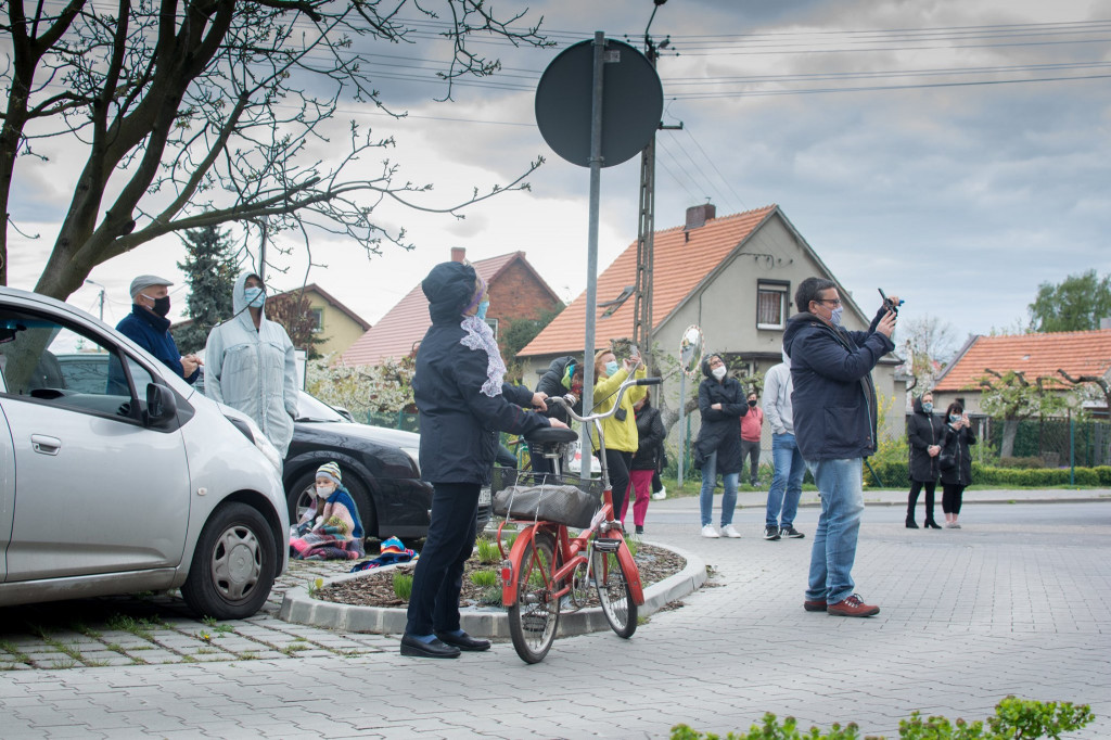 Koncert na balkonie jednego z bloków w Jarocinie
