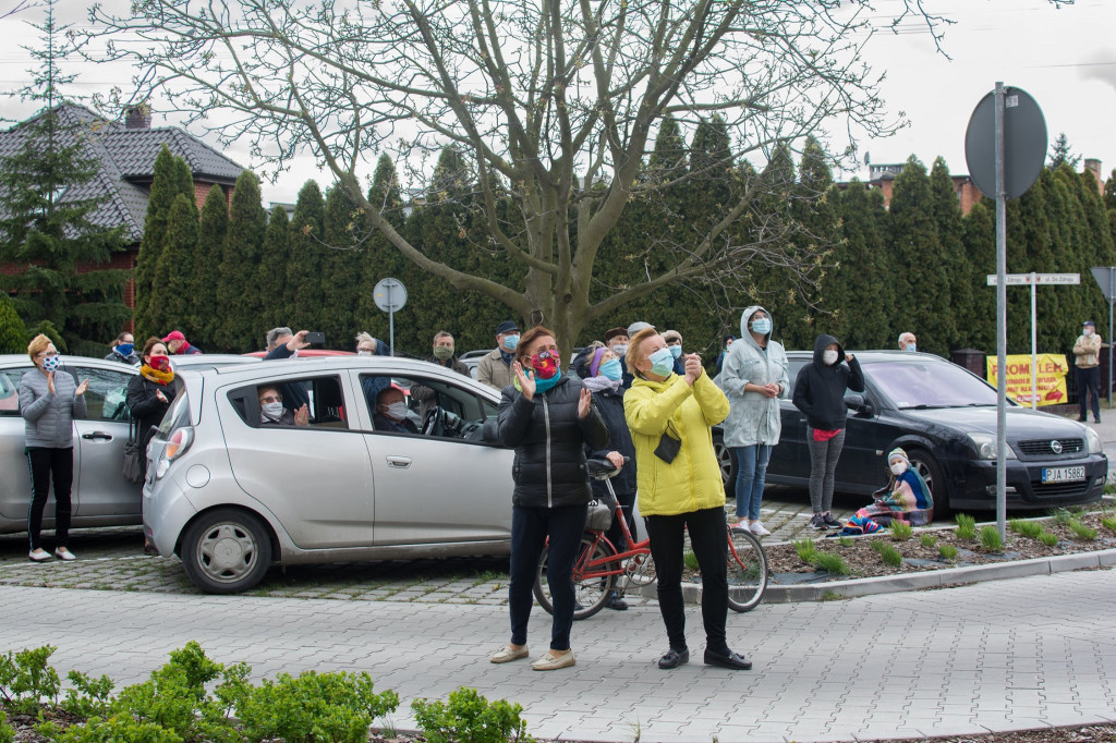 Koncert na balkonie jednego z bloków w Jarocinie